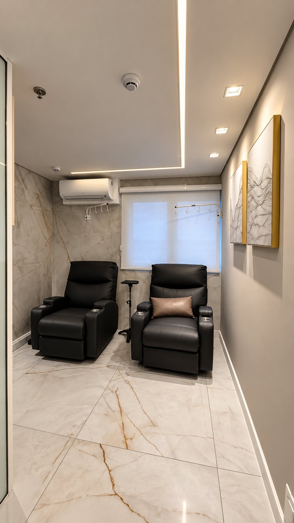 Sala de soroterapia, com poltronas reclináveis